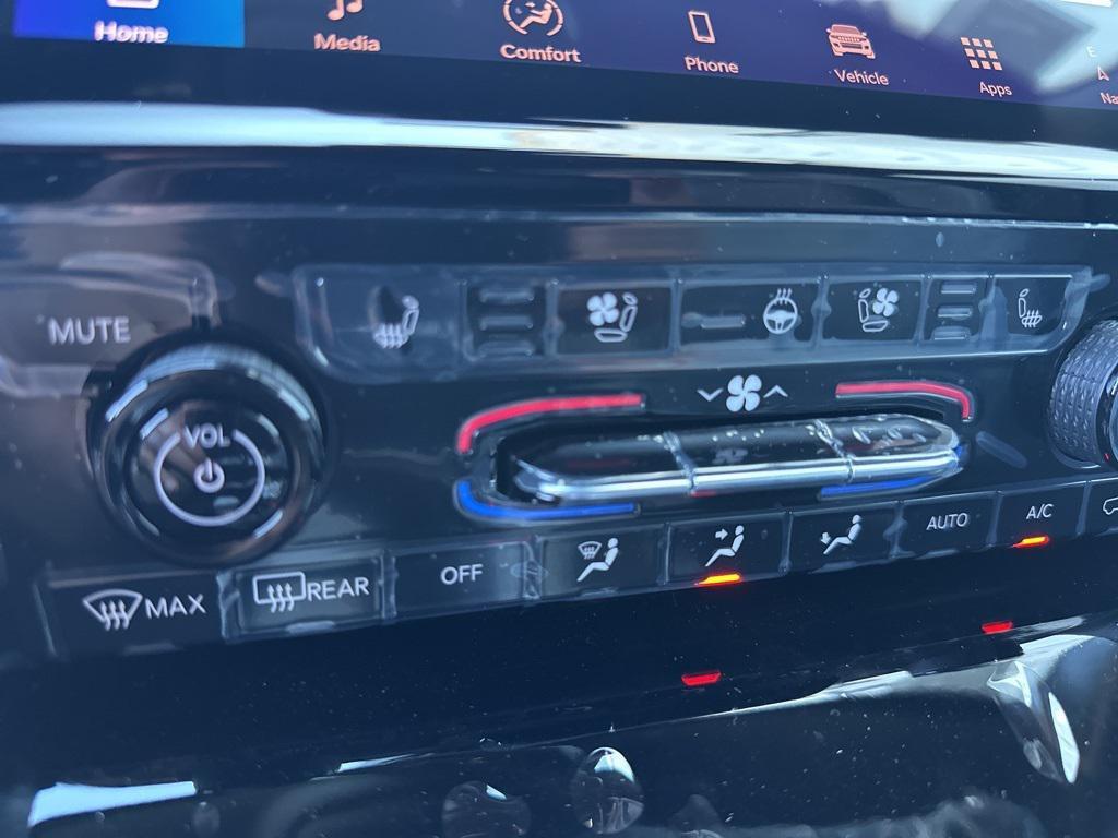 new 2025 Jeep Grand Cherokee car, priced at $48,655