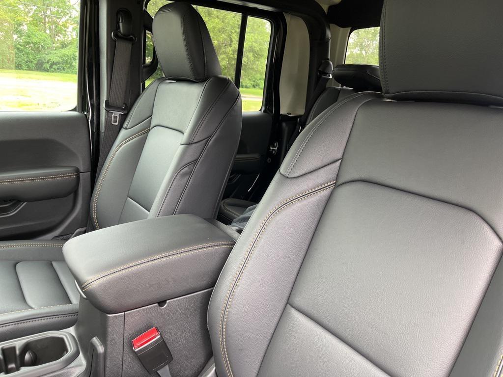 new 2025 Jeep Gladiator car, priced at $41,873
