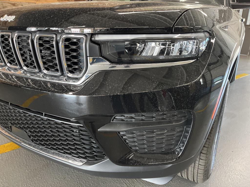 new 2025 Jeep Grand Cherokee car, priced at $34,500