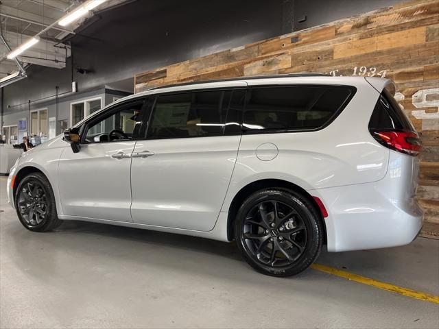 new 2024 Chrysler Pacifica car, priced at $37,250