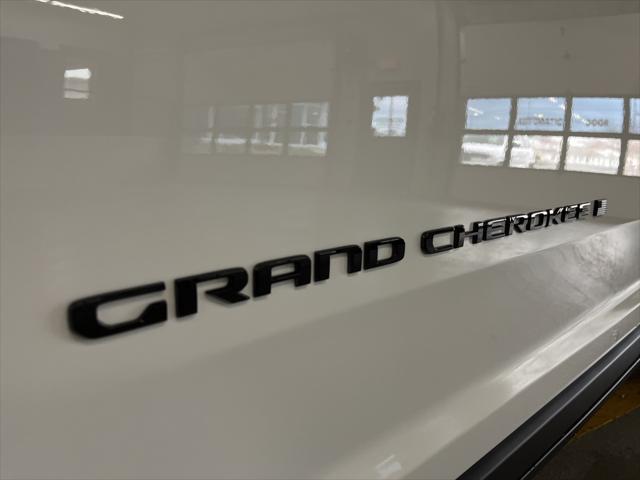 new 2024 Jeep Grand Cherokee car, priced at $40,000