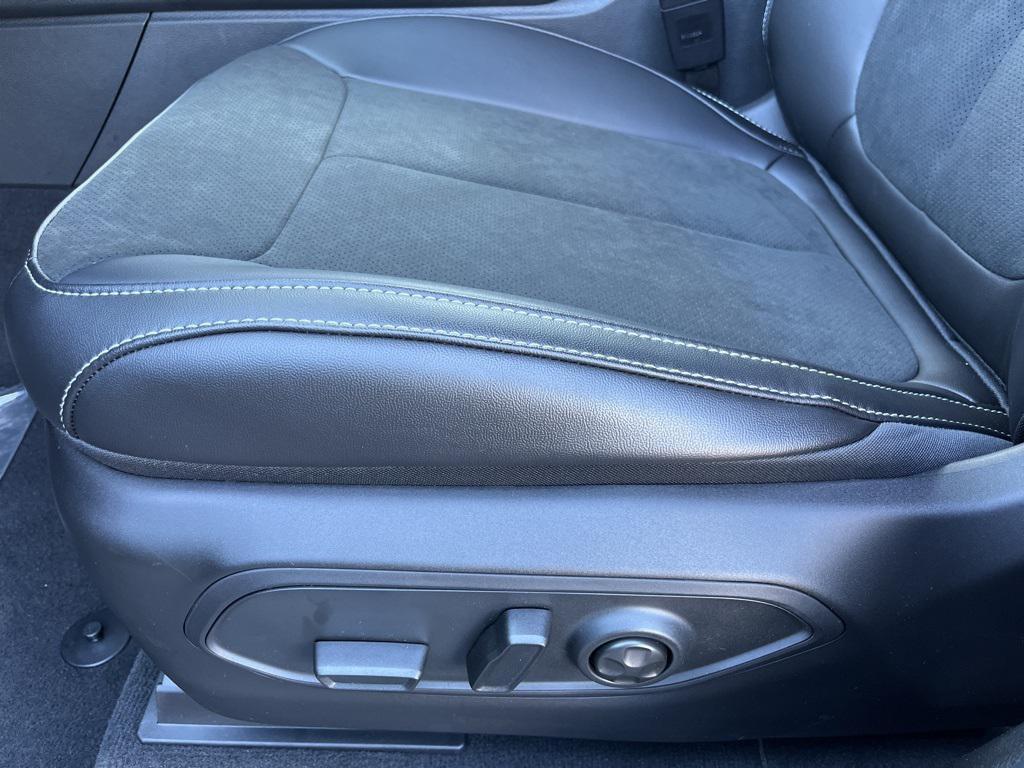 new 2025 Jeep Grand Cherokee car, priced at $42,055