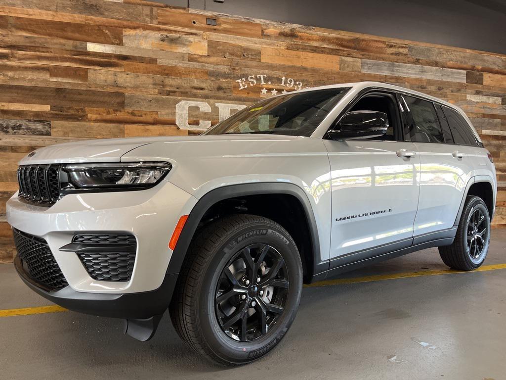 new 2025 Jeep Grand Cherokee car, priced at $42,055