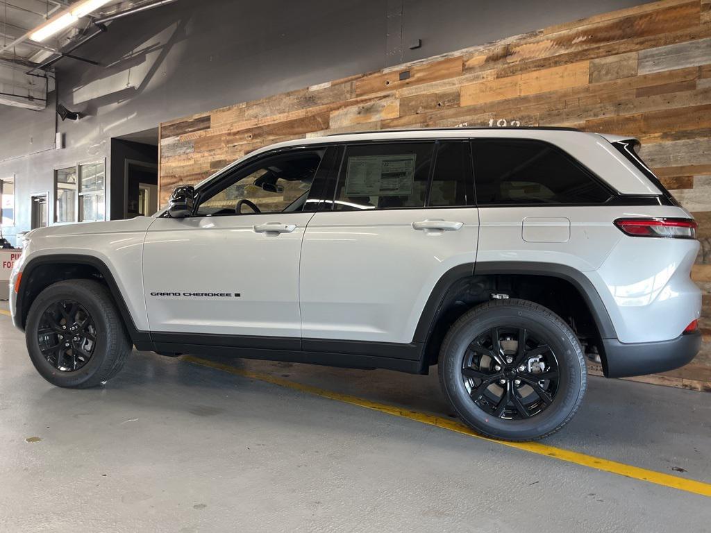 new 2025 Jeep Grand Cherokee car, priced at $42,055