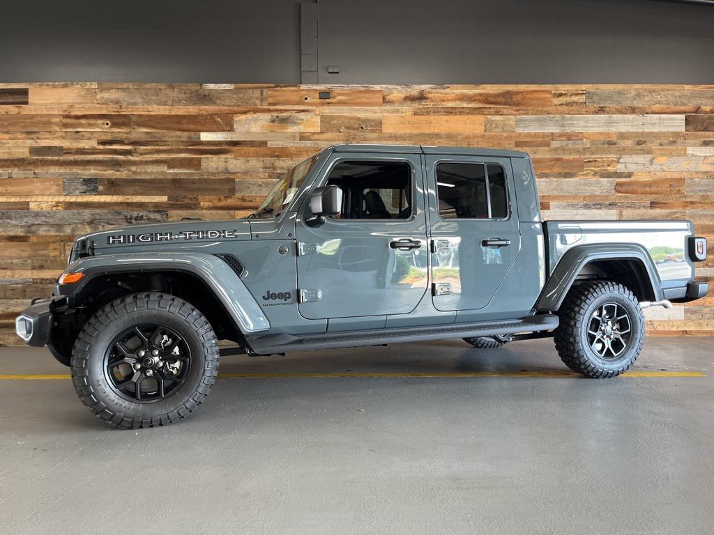 new 2025 Jeep Gladiator car, priced at $43,274