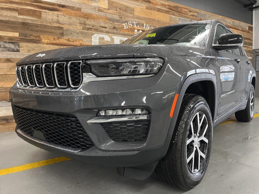 new 2025 Jeep Grand Cherokee car, priced at $41,179