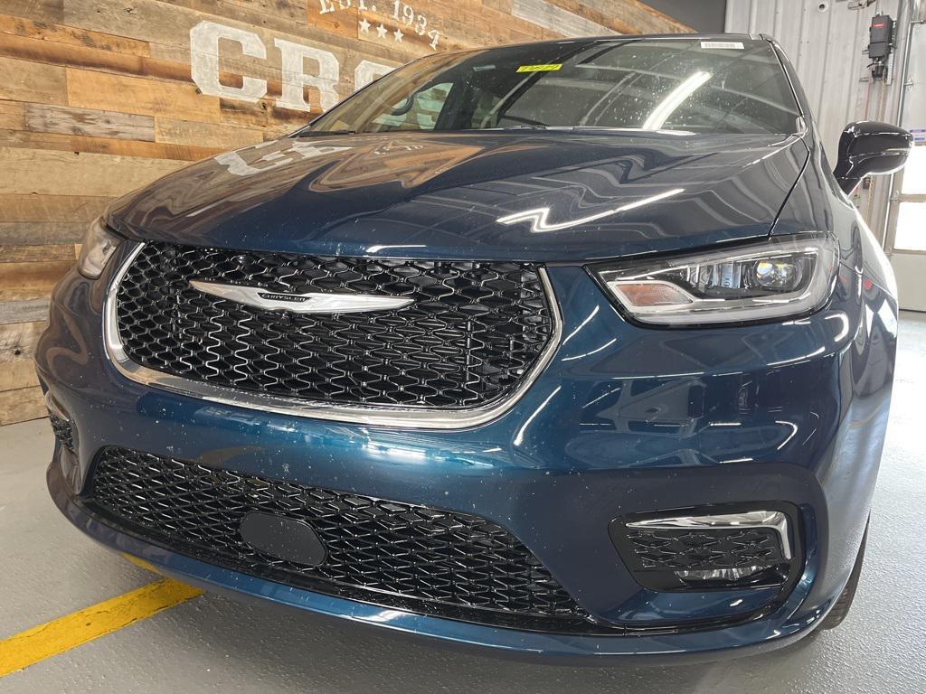 new 2025 Chrysler Pacifica car, priced at $40,000