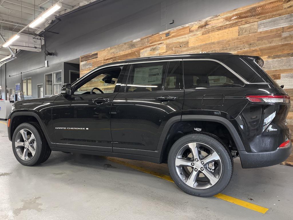 new 2025 Jeep Grand Cherokee car, priced at $45,021