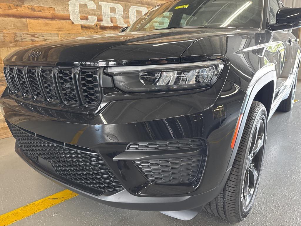 new 2025 Jeep Grand Cherokee car, priced at $41,000