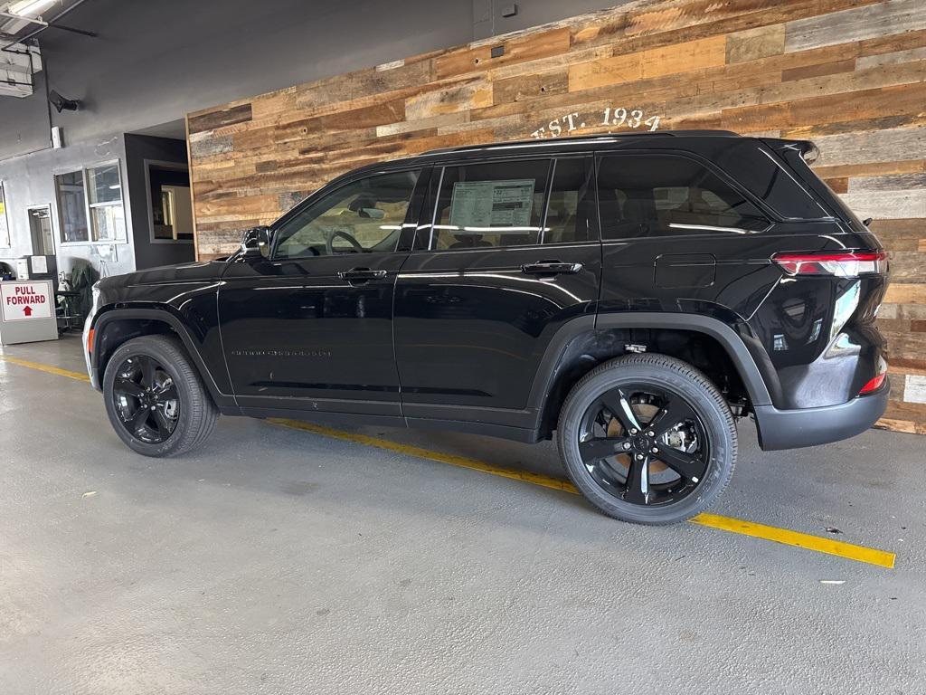 new 2025 Jeep Grand Cherokee car, priced at $41,000