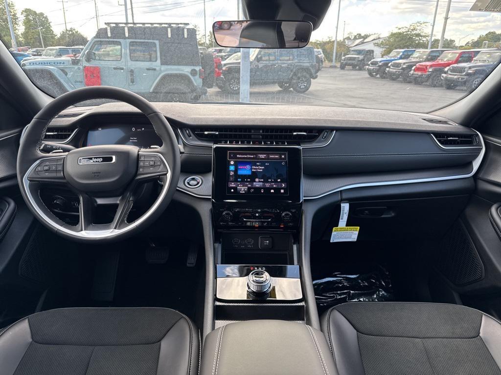 new 2025 Jeep Grand Cherokee car, priced at $41,000