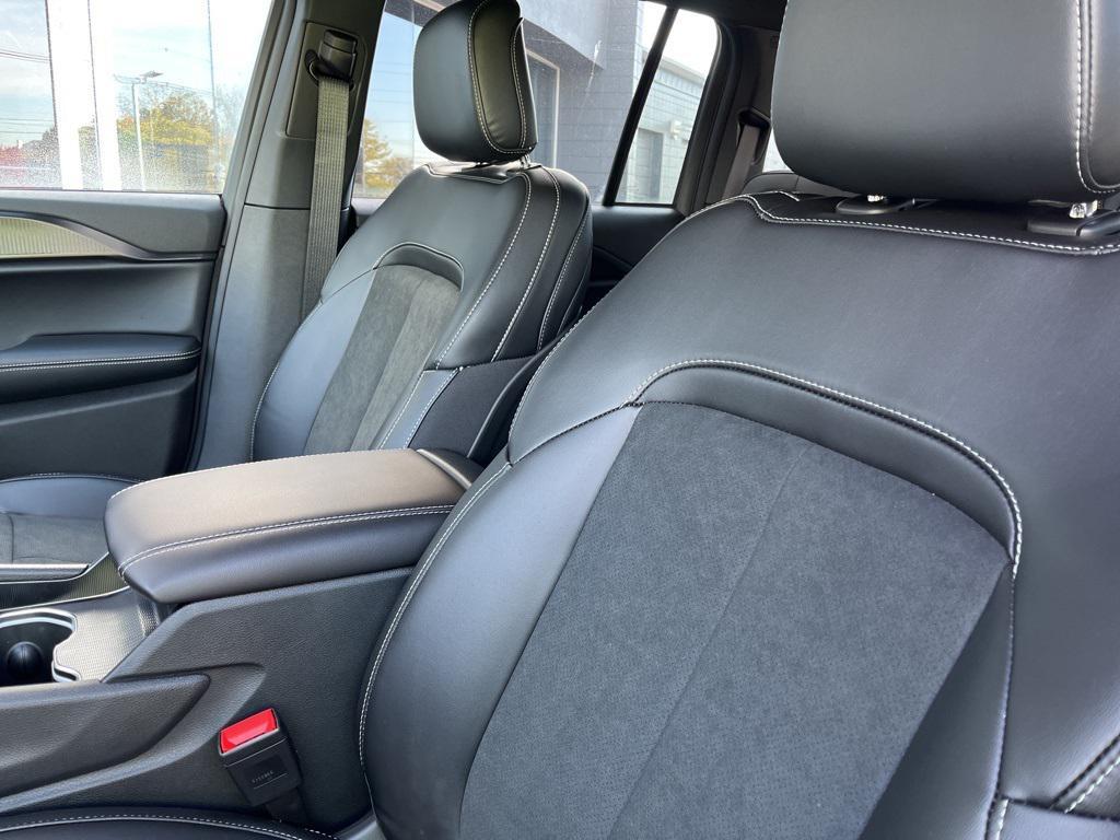 new 2025 Jeep Grand Cherokee car, priced at $40,641