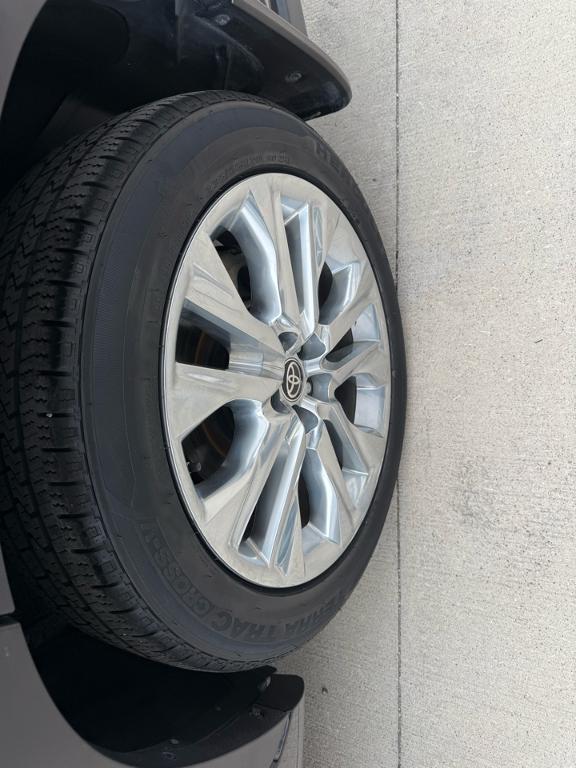 used 2021 Toyota Highlander car, priced at $32,900