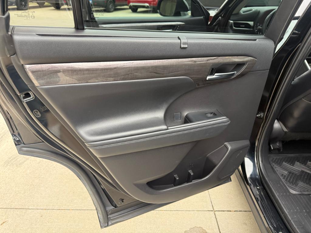 used 2021 Toyota Highlander car, priced at $32,900