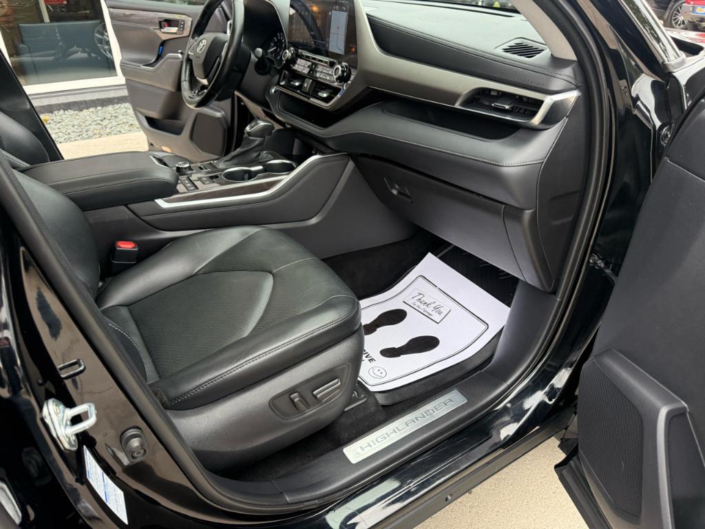 used 2021 Toyota Highlander car, priced at $32,900