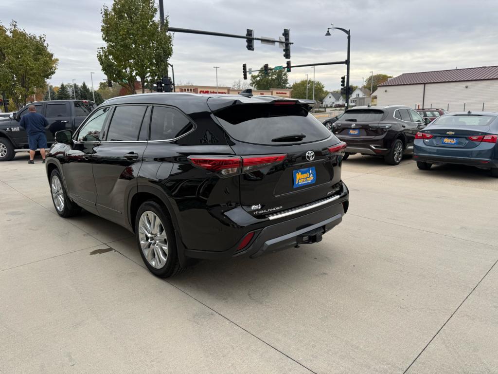 used 2021 Toyota Highlander car, priced at $32,900