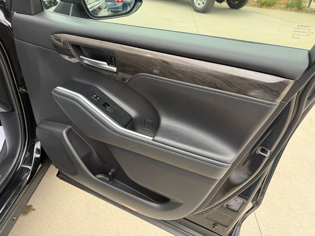 used 2021 Toyota Highlander car, priced at $32,900