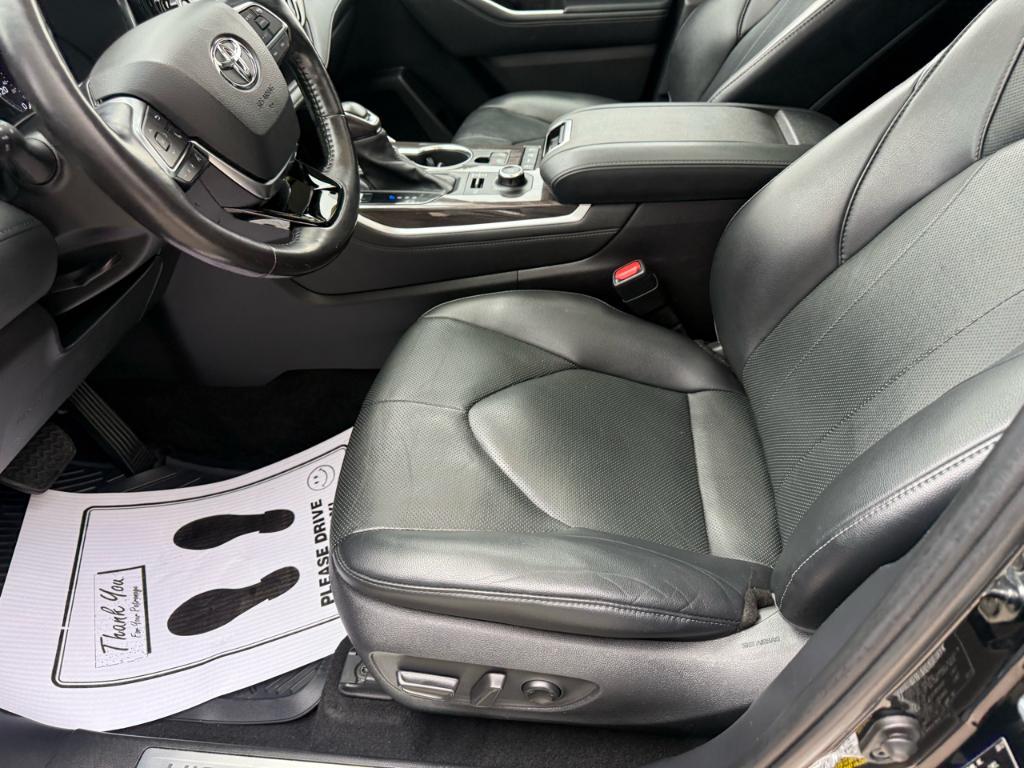 used 2021 Toyota Highlander car, priced at $32,900