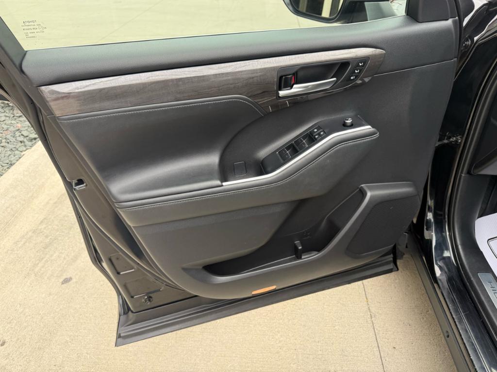 used 2021 Toyota Highlander car, priced at $32,900