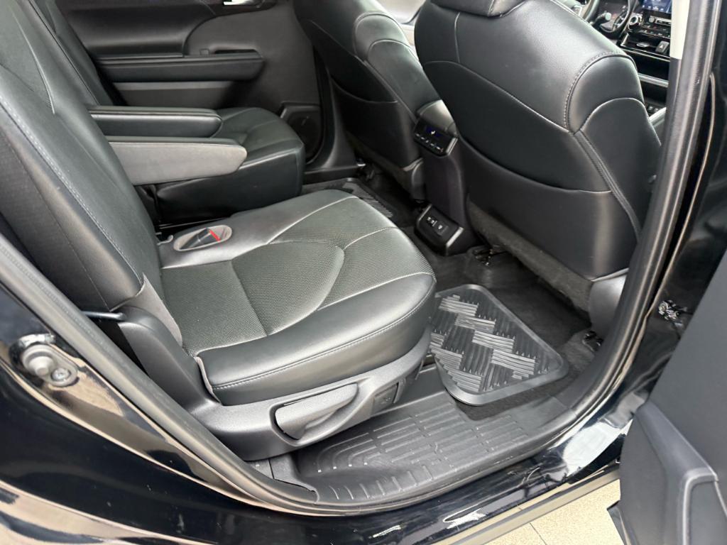 used 2021 Toyota Highlander car, priced at $32,900