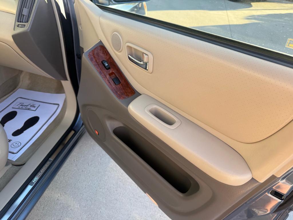 used 2005 Toyota Highlander car, priced at $6,900
