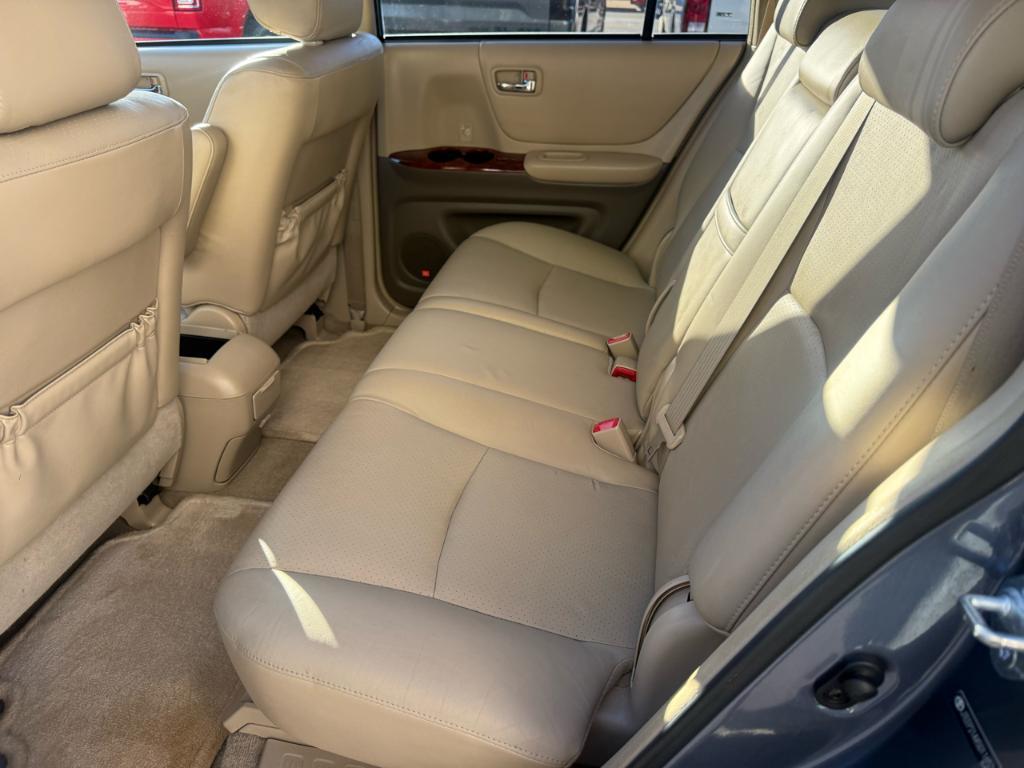 used 2005 Toyota Highlander car, priced at $6,900