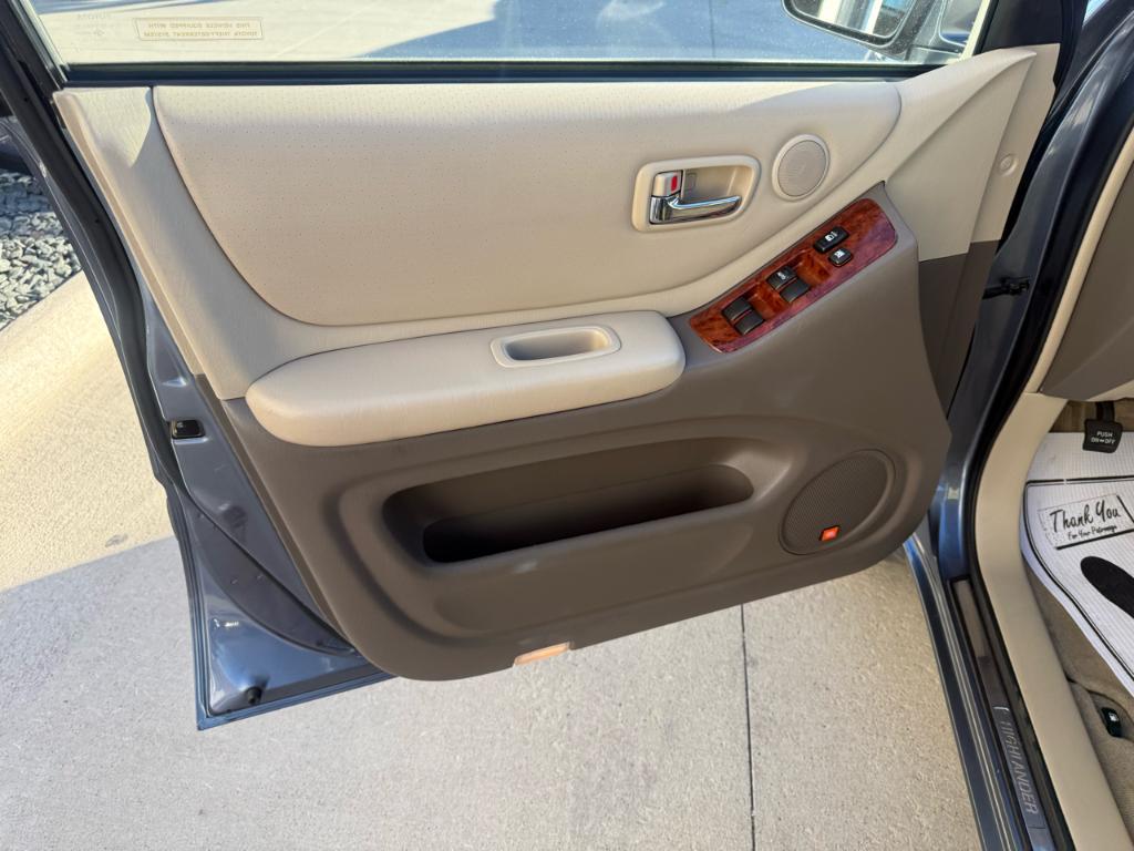 used 2005 Toyota Highlander car, priced at $6,900