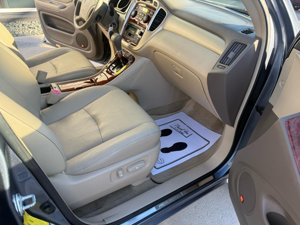 used 2005 Toyota Highlander car, priced at $6,900