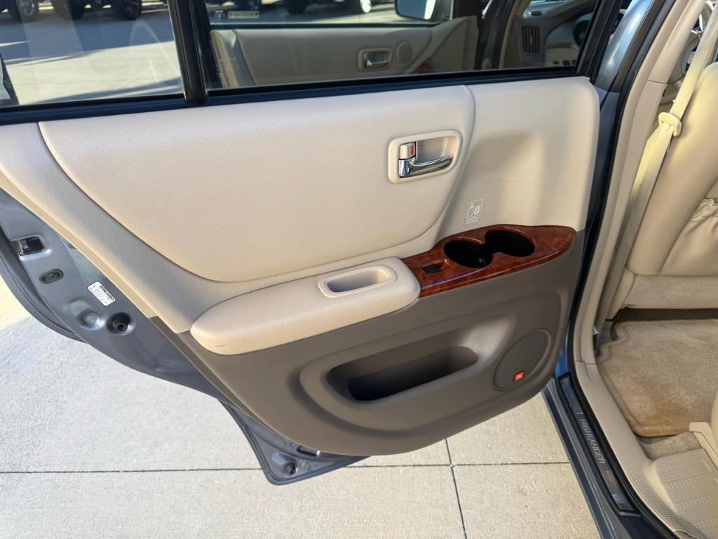 used 2005 Toyota Highlander car, priced at $6,900