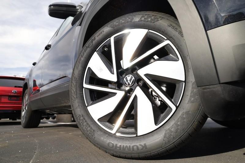new 2025 Volkswagen Atlas car, priced at $44,061