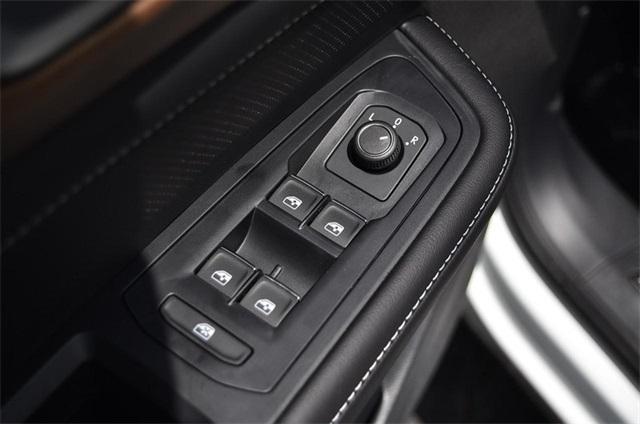 new 2025 Volkswagen Atlas car, priced at $40,500
