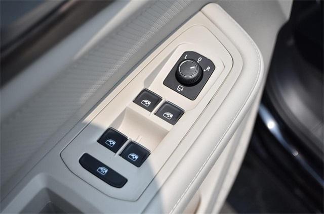 new 2025 Volkswagen Atlas car, priced at $53,509