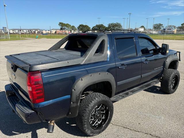 used 2007 Chevrolet Avalanche car, priced at $10,500