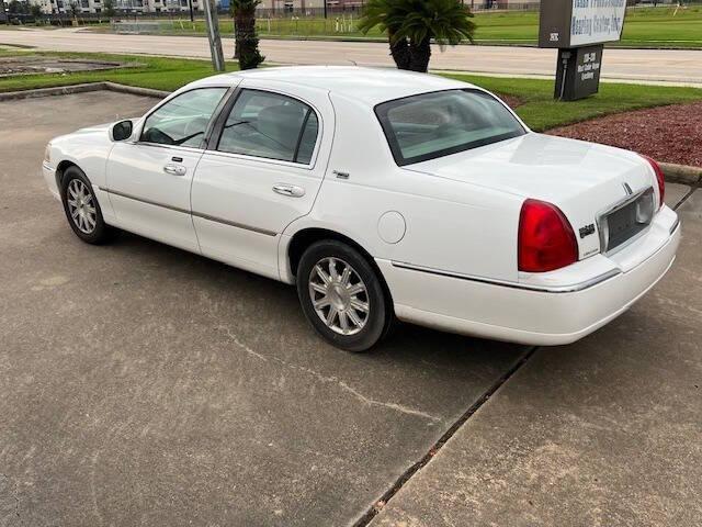used 2011 Lincoln Town Car car, priced at $5,995