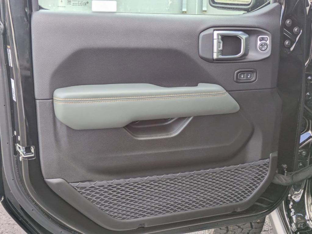 new 2025 Jeep Gladiator car, priced at $53,800