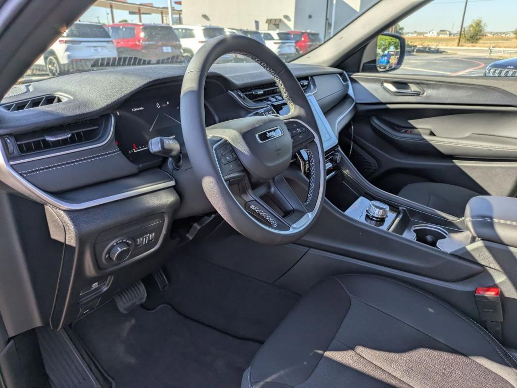 new 2025 Jeep Grand Cherokee car, priced at $33,625