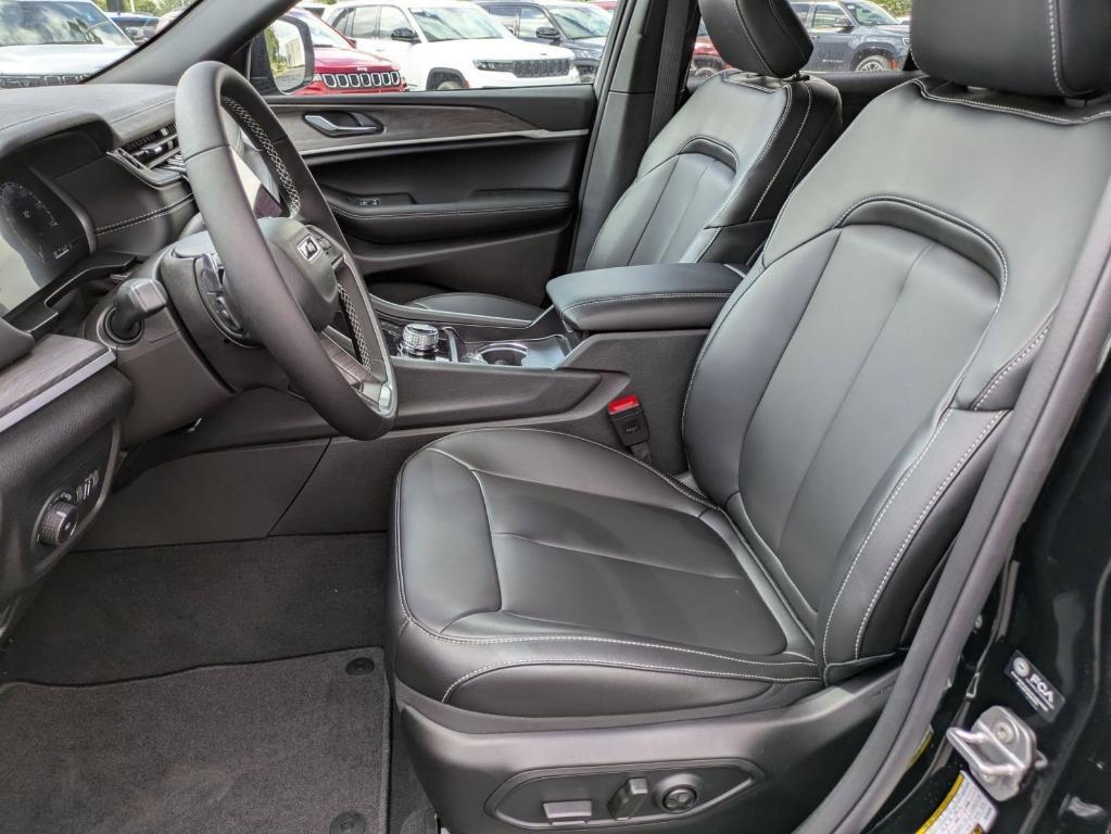new 2025 Jeep Grand Cherokee car, priced at $37,881