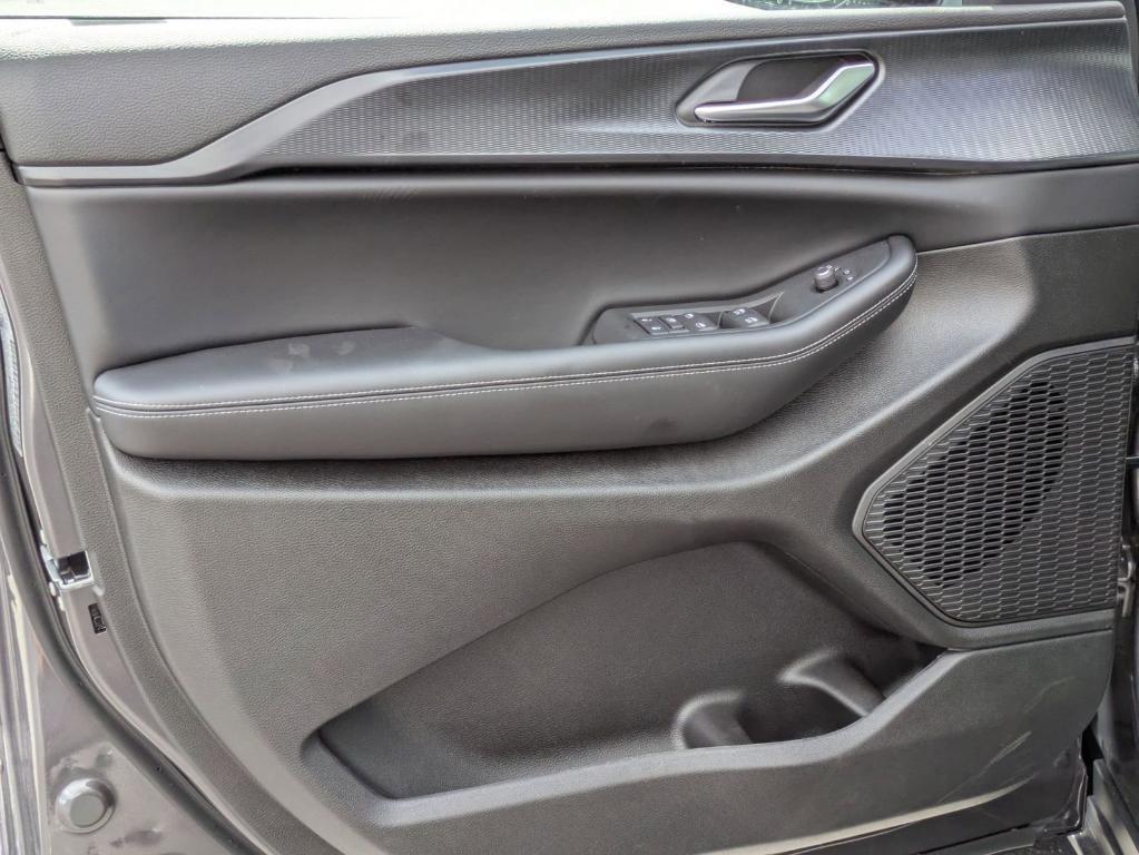 new 2025 Jeep Grand Cherokee L car, priced at $38,694