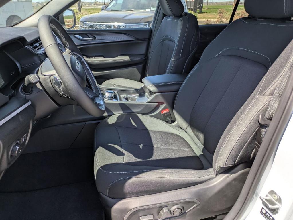 new 2025 Jeep Grand Cherokee car, priced at $32,275