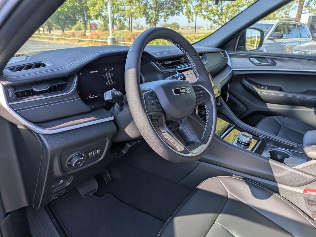 new 2025 Jeep Grand Cherokee car, priced at $37,995