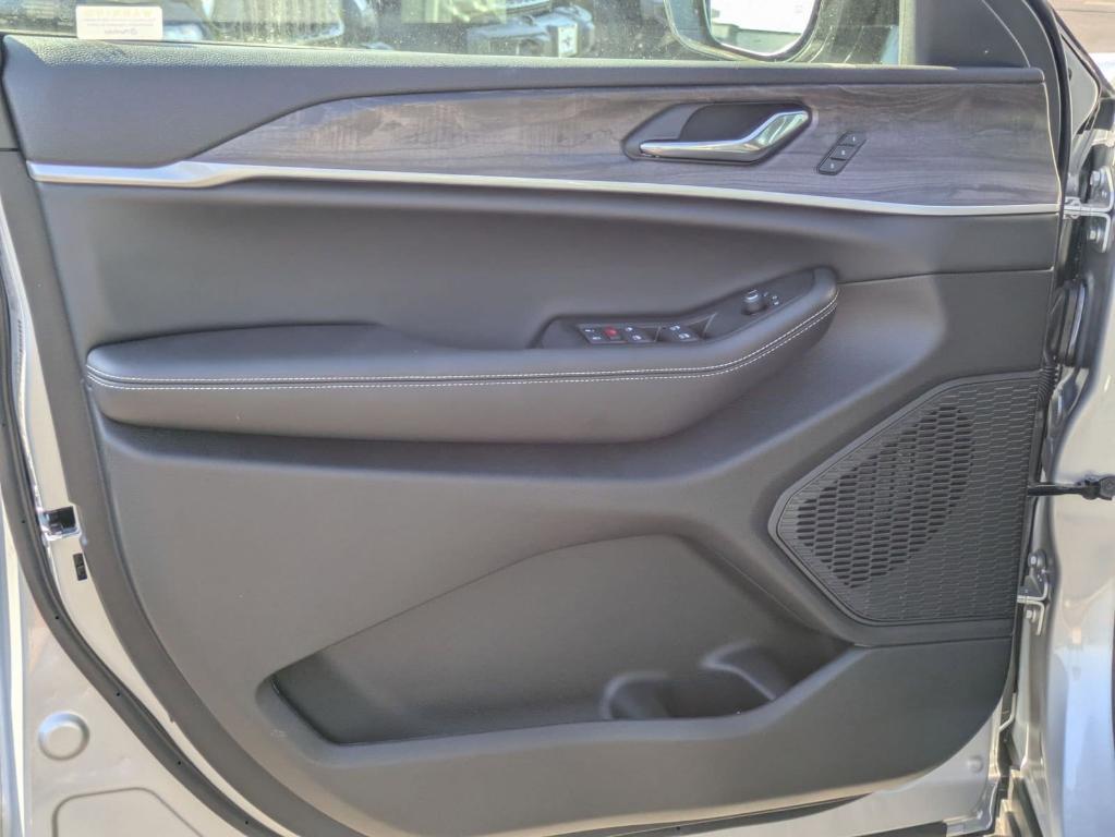 new 2025 Jeep Grand Cherokee car, priced at $37,995