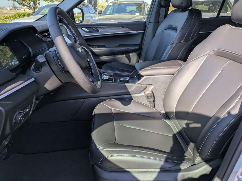 new 2025 Jeep Grand Cherokee car, priced at $37,995