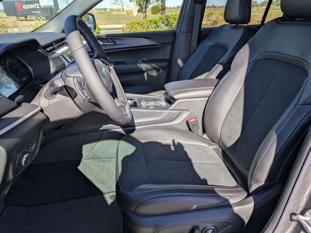 new 2025 Jeep Grand Cherokee car, priced at $38,730