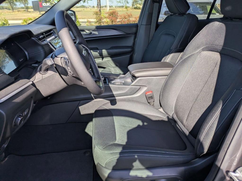 new 2025 Jeep Grand Cherokee car, priced at $34,625