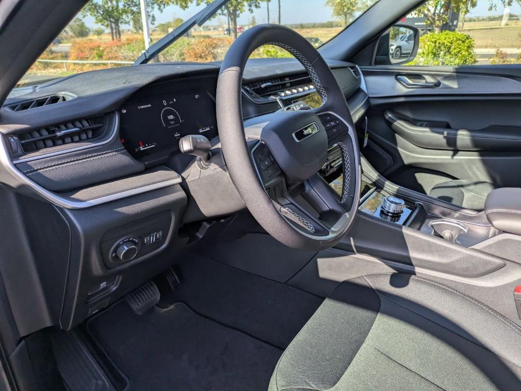 new 2025 Jeep Grand Cherokee car, priced at $34,625
