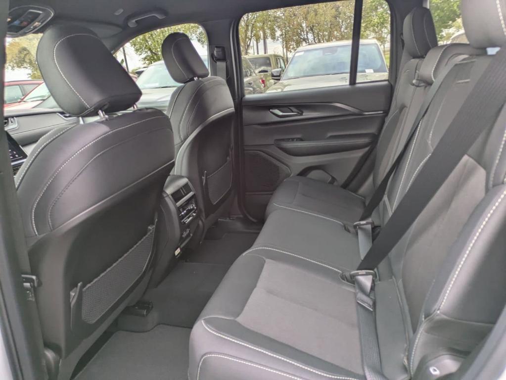 new 2025 Jeep Grand Cherokee car, priced at $34,075