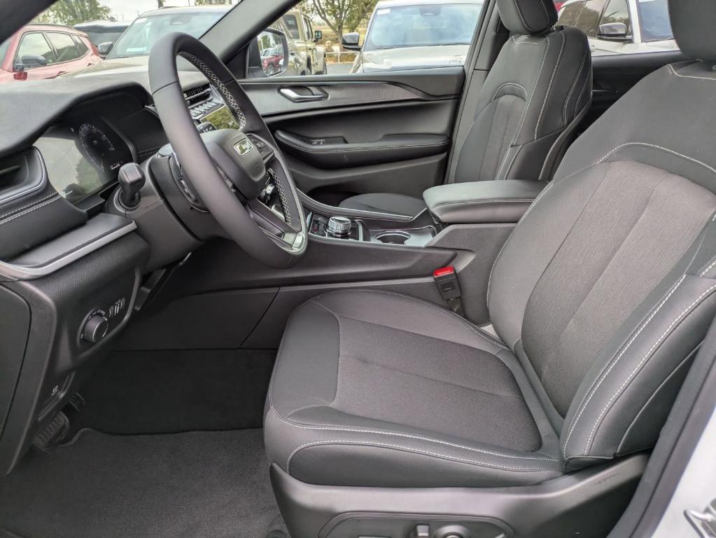 new 2025 Jeep Grand Cherokee car, priced at $34,075