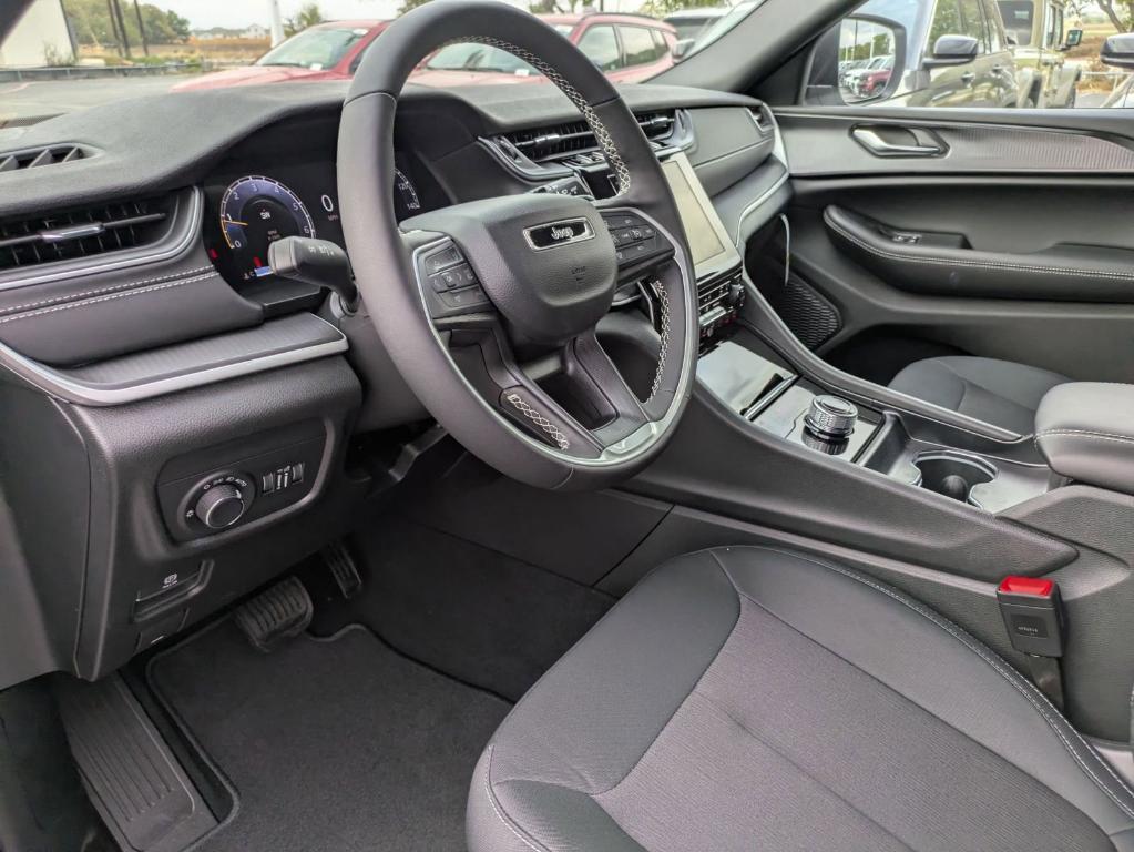 new 2025 Jeep Grand Cherokee car, priced at $34,075