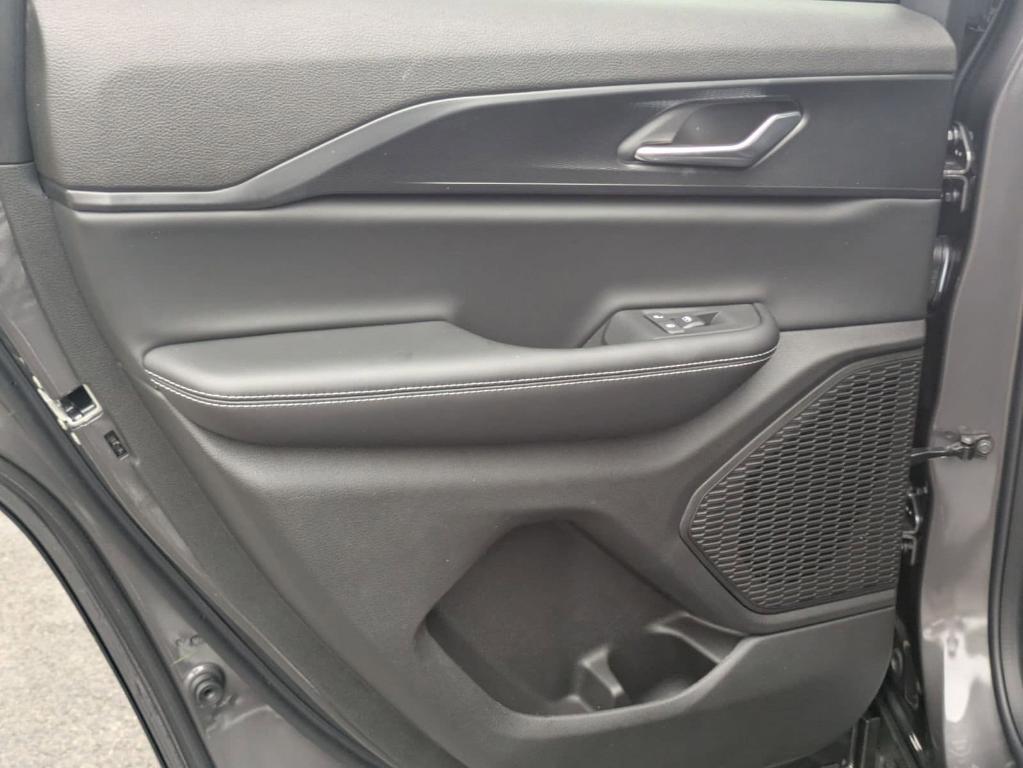 new 2025 Jeep Grand Cherokee car, priced at $33,870