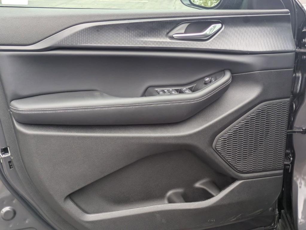 new 2025 Jeep Grand Cherokee car, priced at $33,870